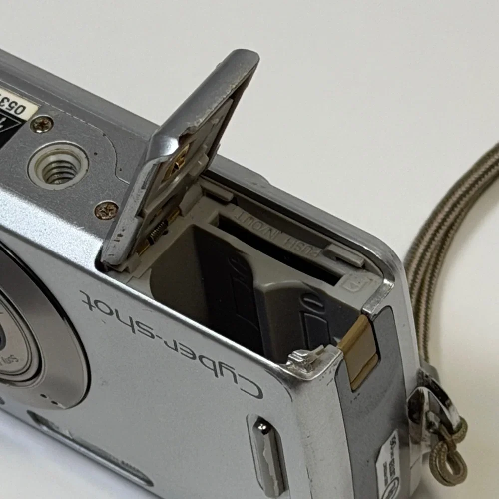 Sony Cyber-shot DSC-S500 6.0MP Digital Camera Silver 3x Optical Zoom Compact